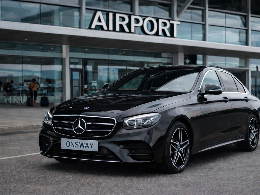 Chauffeur privé VTC et sa berline Mercedes à l’aéroport Lyon Saint-Exupéry